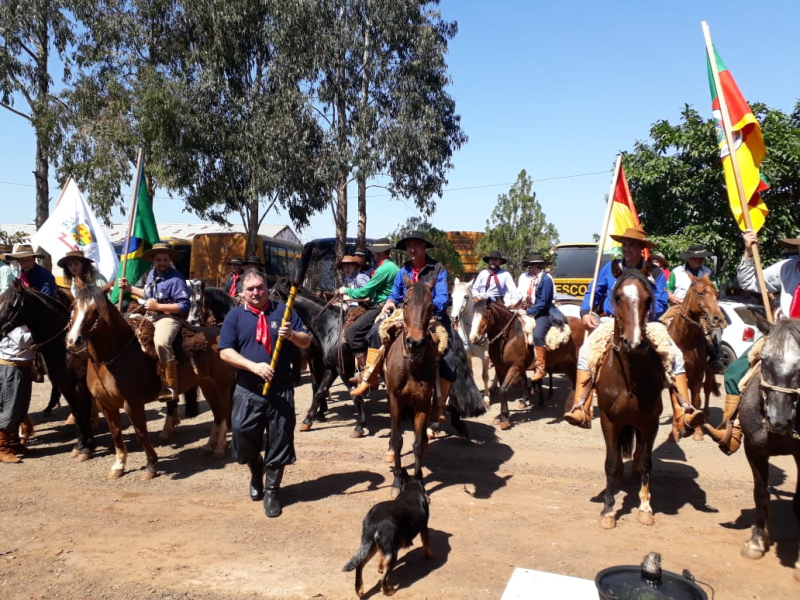  AUTORIDADES E TRADICIONALISTAS RECEPCIONAM A CHAMA CRIOULA NO CTG CEZIMBRA JACQUES DE SÃO MARTINHO